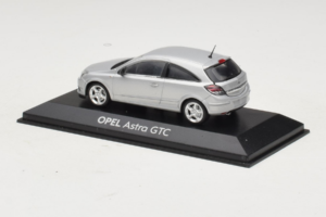 Opel Astra H GTC Silver Minichamps 1:43 ASTRA003 Diecast - image 3 of 4