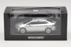 Opel Astra J Silver Minichamps 1:43 410042000 Diecast - image 5 of 5