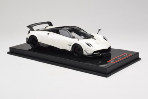 Pagani Huayra BC White Metallic Yy Model 1:18 REMC025 Resin - image 4 of 7