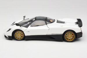 Pagani Zonda F White Mondo Motors 1:18 157655 Diecast - image 4 of 8