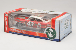 Plymouth Fury #43 R. Petty NASCAR 1960 Auto World 1:24 AW24003/06 Diecast - image 3 of 3