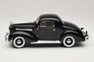Pontiac Deluxe Black Signature Models 1:18 18106 Diecast - image 4 of 8