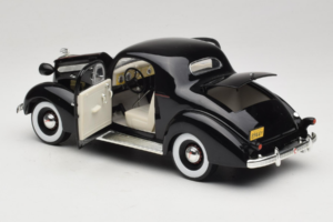 Pontiac Deluxe Black Signature Models 1:18 18106 Diecast - image 5 of 8