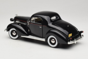 Pontiac Deluxe Black Signature Models 1:18 18106 Diecast - image 7 of 8