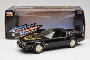 Pontiac Firebird Trans Am SE Smokey and the Bandit Joyride 1:18 33121 Diecast - image 8 of 8