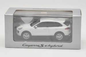 Porsche Cayenne 958 S e-Hybrid White Minichamps 1:43 WAP0200040E Diecast - image 4 of 4