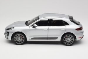 Porsche Macan Turbo 95B Silver Minichamps 1:18 110062504 Diecast - image 4 of 8