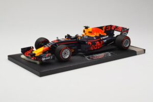 Red Bull Racing Tag Heuer RB13 #3 D. Ricciardo 3rd Place Malaysian GP 2017 Minichamps 1:18 117171503 Diecast - image 2 of 6