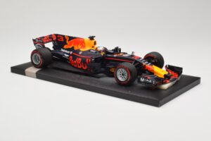 Red Bull Racing Tag Heuer RB13 #3 D. Ricciardo 3rd Place Malaysian GP 2017 Minichamps 1:18 117171503 Diecast - image 4 of 6
