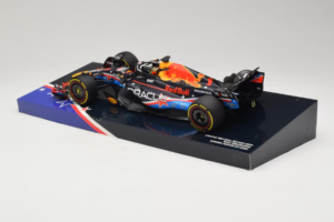 Red Bull RB19 #1 M. Verstappen Oracle Red Bull Racing United States Grand Prix Winner World Champion 2023 Minichamps 1:18 113 - image 5 of 7