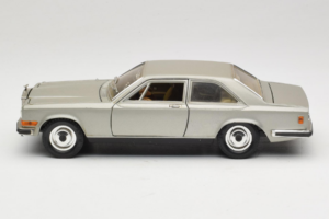 Rolls-Royce Camargue Silver Diamond Edition Bburago 1:18 3001-M3 Diecast - image 4 of 8