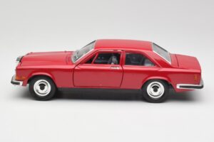 Rolls-Royce Camargue Red Bburago 1:22 3001 Diecast - image 4 of 8