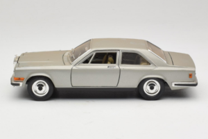 Rolls-Royce Camargue Silver Bburago 1:18 3001-M2 Diecast - image 4 of 8