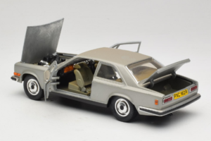 Rolls-Royce Camargue Silver Bburago 1:18 3001-M2 Diecast - image 5 of 8