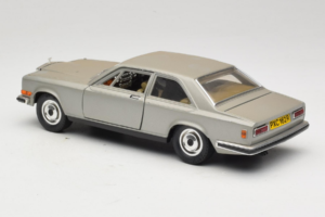 Rolls-Royce Camargue Silver Bburago 1:18 3001-M2 Diecast - image 7 of 8