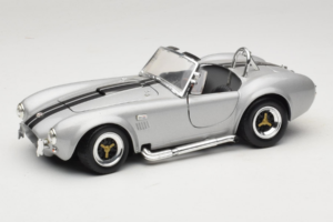 Shelby Cobra 427S/C Silver With Black Stripes Road Signature 1:18 92058 Diecast