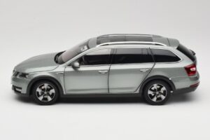 Skoda Octavia Mk4 Combi Green Paudi Model 1:18 ZMR000005GRU Diecast - image 4 of 8