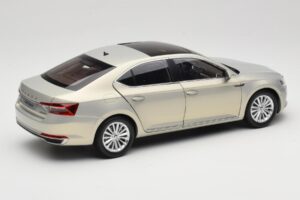 Skoda Superb Mk3 Gold Paudi Model 1:18 ZSS000006GOLD Diecast - image 3 of 8