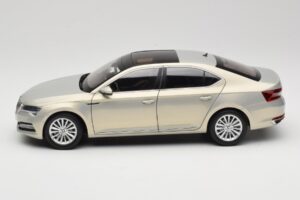 Skoda Superb Mk3 Gold Paudi Model 1:18 ZSS000006GOLD Diecast - image 4 of 8
