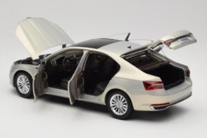 Skoda Superb Mk3 Gold Paudi Model 1:18 ZSS000006GOLD Diecast - image 5 of 8