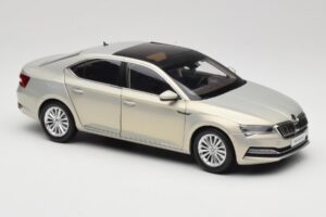 Skoda Superb Mk3 Gold Paudi Model 1:18 ZSS000006GOLD Diecast - image 6 of 8
