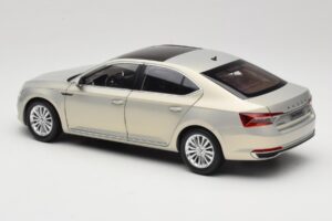 Skoda Superb Mk3 Gold Paudi Model 1:18 ZSS000006GOLD Diecast - image 7 of 8