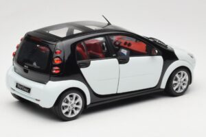 Smart Forfour White Kyosho 1:18 0019141V001C01Q00 Diecast - image 3 of 8