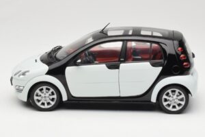 Smart Forfour White Kyosho 1:18 0019141V001C01Q00 Diecast - image 4 of 8