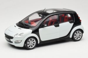Smart Forfour White Kyosho 1:18 0019141V001C01Q00 Diecast