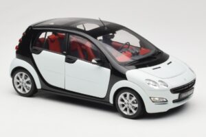 Smart Forfour White Kyosho 1:18 0019141V001C01Q00 Diecast - image 6 of 8