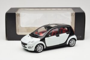Smart Forfour White Kyosho 1:18 0019141V001C01Q00 Diecast - image 8 of 8