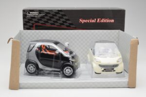 Smart Fortwo Black & White Maisto 1:18 56045 Diecast - image 2 of 3
