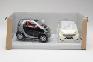 Smart Fortwo Black & White Maisto 1:18 56045 Diecast