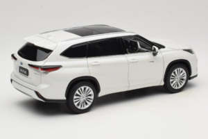 Toyota Highlander XU70 White OEM 1:18 26071-2011 Diecast - image 3 of 8