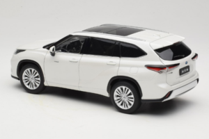 Toyota Highlander XU70 White OEM 1:18 26071-2011 Diecast - image 7 of 8