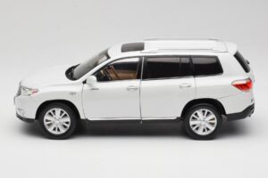 Toyota Highlander XU40 White Paudi Model 1:18 2043612-W1 Diecast - image 4 of 8