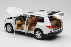 Toyota Highlander XU40 White Paudi Model 1:18 2043612-W1 Diecast - image 5 of 8