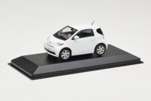 Toyota iQ White Minichamps 1:43 TOYOTA009 Diecast - image 2 of 4