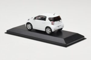 Toyota iQ White Minichamps 1:43 TOYOTA009 Diecast - image 3 of 4