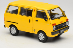 Toyota TJ110 Tianjin Huali Yellow OEM 1:18 TOYOTA014 Diecast - image 6 of 8
