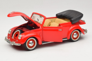 Volkswagen Beetle Cabriolet Red Maisto 1:18 56010 Diecast - image 2 of 8