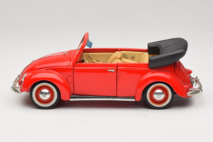Volkswagen Beetle Cabriolet Red Maisto 1:18 56010 Diecast - image 4 of 8