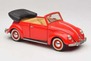 Volkswagen Beetle Cabriolet Red Maisto 1:18 56010 Diecast - image 6 of 8