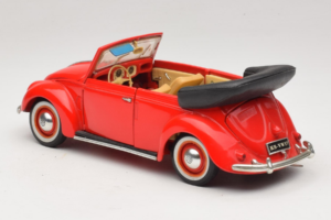 Volkswagen Beetle Cabriolet Red Maisto 1:18 56010 Diecast - image 7 of 8
