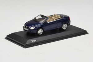 Volkswagen Eos Cabriolet Blue Minichamps 1:43 1F0099300D5Q Diecast - image 2 of 5