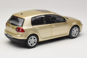 Volkswagen Golf Mk5 Light Bronze Metallic Bburago 1:18 09930201W Diecast - image 3 of 8