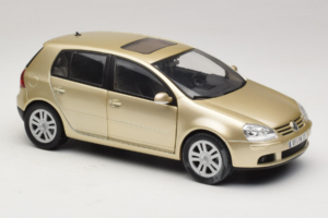 Volkswagen Golf Mk5 Light Bronze Metallic Bburago 1:18 09930201W Diecast - image 6 of 8