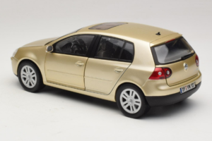 Volkswagen Golf Mk5 Light Bronze Metallic Bburago 1:18 09930201W Diecast - image 7 of 8