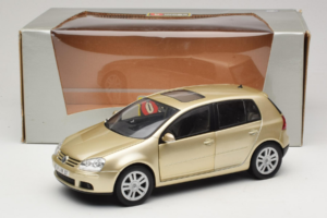 Volkswagen Golf Mk5 Light Bronze Metallic Bburago 1:18 09930201W Diecast - image 8 of 8