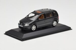 Volkswagen Touran 1T Dark Green Minichamps 1:43 400052101 Diecast - image 2 of 4